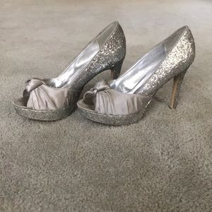 HOMECOMING HEEL. SILVER SPARKLE. women’s size 8